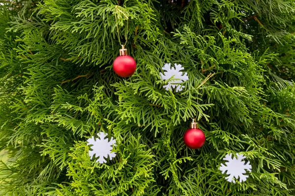 Hermosas decoraciones de Navidad de color colgando en el árbol de Navidad con decoración brillante.Fondo para las celebraciones de invierno con bolas rojas árbol de Navidad decoradas.beautiful celebran el festival en blanco — Foto de Stock