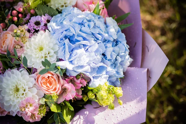 Hermoso ramo de flores de novia hortensias azules, rosas rosadas frescas y alstroemeria, decoración nupcial. Flores frescas en el día de verano. El día del matrimonio. elegante hermoso ramo de cumpleaños . — Foto de Stock