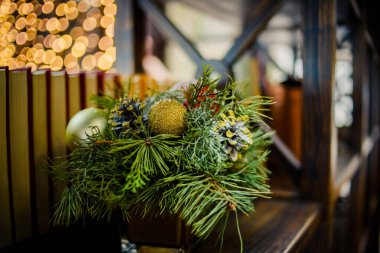 Noel kompozisyonu. Kitap rafında Noel süsleri, ahşap dekorlar, süsler, çelenkler. Ev dekorasyonu, Noel dekorasyonu. Yeni yıl, kış. Kopya alanı. Renkli Noel süslemesi.