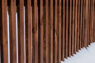 Karla kaplı bir çit ve kar hala yağıyor. Karla kaplı tahta çit. Yeni yıl koleksiyonu. Yılbaşı ve Noel tasarımları için harika bir geçmiş. Ahşap çit kaplı.