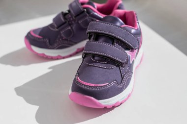 Fotokopi alanı olan beyaz arka planda mor spor ayakkabılar. Üst Manzara. Bağcıklı koşu ayakkabıları. Spor ayakkabıları, beyaz arka planda izole edilmiş çocuk ayakkabıları. Günlük ayakkabılar.