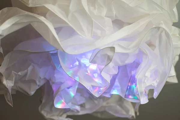 Lâmpada de papel branco geométrico. Esta é uma lâmpada feita à mão de papel. Luz colorida torna legal e parece poderoso.Lanterna de papel colorido pendurado decorar interior ideia .Romantic. Véspera de Natal — Fotografia de Stock