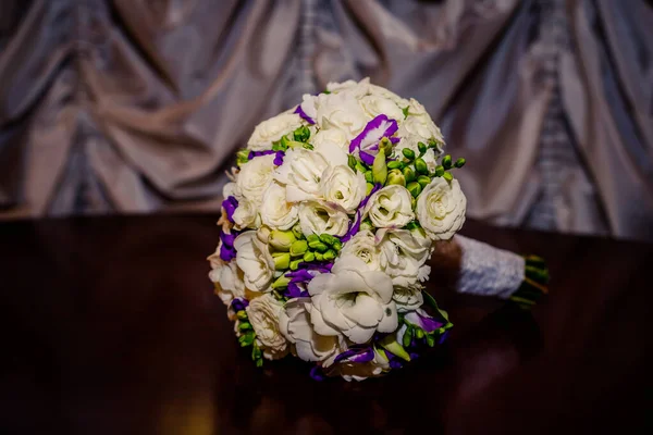 Schöner Strauß mit Freesien-Blumen, Hochzeitsblumen-Strauß und Eustoma, isoliert auf einem Holztisch. Lisianthus-Blumen, violett und weiß.Blumenstrauß. Brautstrauß. Kopierraum — Stockfoto