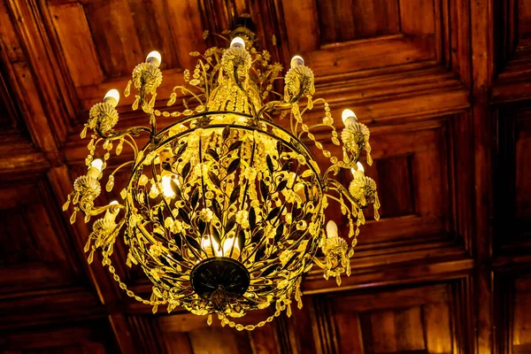 Chandelier.crystal chandelier.vintage Style.Toned image.Chandelier colgando bajo un techo en un palace.Antique araña de cristal — Foto de Stock