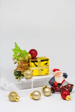 Noel hediyeli ahşap bir kızak. Klasik Noel süsü. Mutlu yıllar 2020 posteri ya da fotokopi alanı olan tebrik kartı.