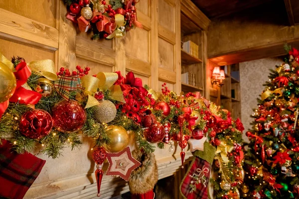 Imagen tonificada de chimenea decorada y adornos navideños. Adecuado para fondos de Navidad. interior de Navidad y Año Nuevo: chimenea, adornos, guirnalda, regalos, velas. Muchas luces brillando en — Foto de Stock