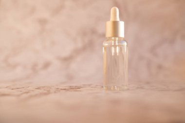 Aromaterapi için temel yağ. Organik kozmetik, mermer arka planda biberiye. Aroma yağlı bir şişe. Yüz için nemlendirici losyon. Bitki özü. Alternatif sağlıklı