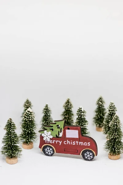 Рождественская елка и синий автомобиль с огнями снег зимний фон. Рождественские праздники . — стоковое фото