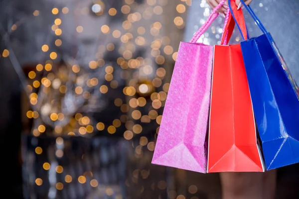 크리스마스 쇼핑. 쇼핑 몰의 은 드레스를 입은우아 한 여성. 쇼핑백이요. 크리스마스에 쇼핑백을 들고 선물을 만드는 여자. 잘 팔린다. 마케팅 과 — 스톡 사진