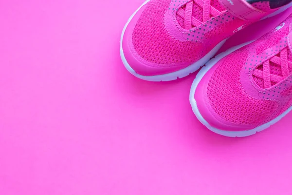 Modern pembe spor ayakkabılar. Renkli arka planda bir çift spor ayakkabısı. Pembe arka planda yeni ayakkabılar, kopyalama alanı. Koşu ayakkabıları. Pembe ayakkabılar. Pembe spor ayakkabılar.