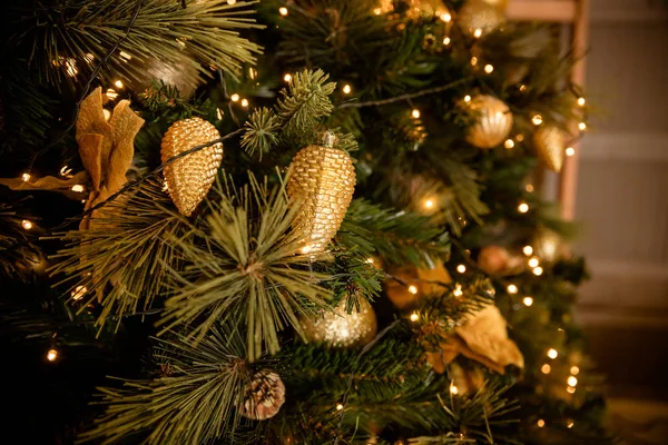 Rama de abeto con bolas y luces festivas en el fondo de Navidad con brillantes.Decoración de Navidad y Año Nuevo. Baubles en el árbol de Navidad. DOF poco profundo. Imagen tonificada. Copiar espacio — Foto de Stock