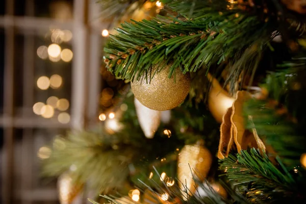 キラキラとクリスマスの背景にボールやお祝いの光とフェアブランチ。クリスマスと新年の装飾。クリスマスツリーのバブル。浅いDOF 。トーン画像。スペースのコピー — ストック写真