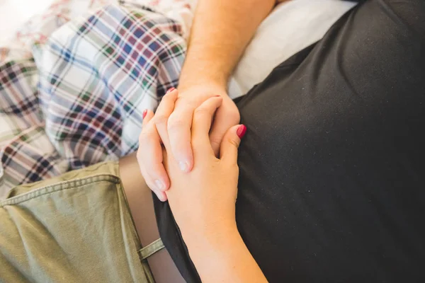 Feliz pareja amorosa disfrutando del tiempo en la cama. amor ternura. Verdadera passion.hands de un hombre abrazando a su novia. Pareja romántica, amante milenaria cariñosa mujer tocando al hombre, disfrutando sincero —  Fotos de Stock