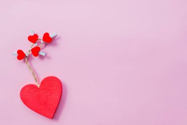Düğün ya da Sevgililer Günü tebrik kartı. Kırmızı kalp pembe arka planda. Sevgililer Günü 'nden önce yaratıcı bir kart. Aşk, tutku, ilişki kavramı.