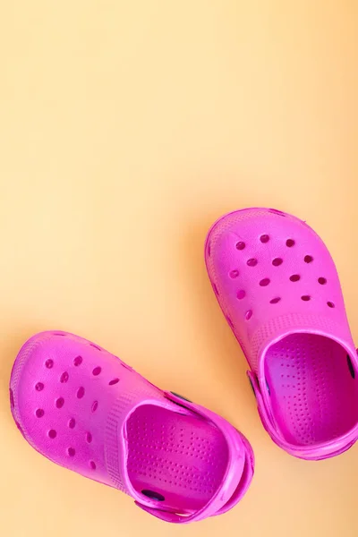 Barn rosa flip flopp isolerad på gul bakgrund. Begreppet semester, avkoppling. Kopiera utrymme.Par av flip-flops. Sandaler för barn. Sommarresor. — Stockfoto