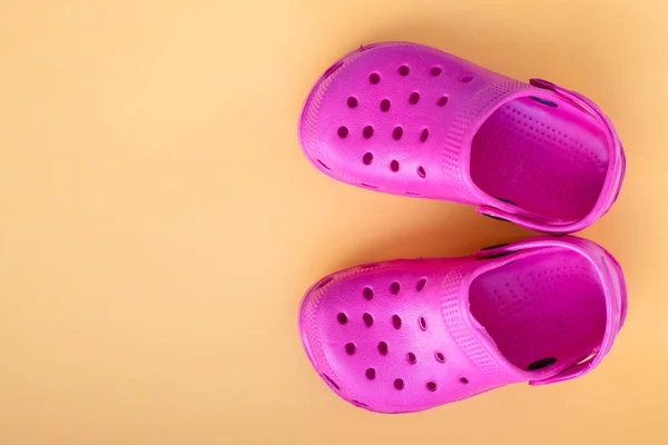 Barn rosa flip flopp isolerad på gul bakgrund. Begreppet semester, avkoppling. Kopiera utrymme.Par av flip-flops. Sandaler för barn. Sommarresor. — Stockfoto