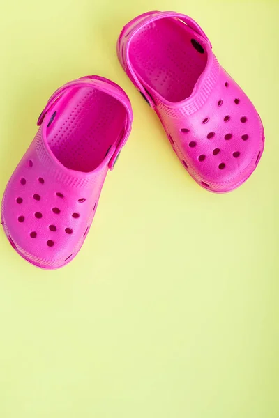 Barn rosa flip flopp isolerad på gul bakgrund. Begreppet semester, avkoppling. Kopiera utrymme.Par av flip-flops. Sandaler för barn. Sommarresor. — Stockfoto