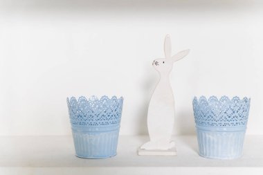 Modern beyaz Paskalya tavşanı dekoru rafta ya da masada. Paskalya konsepti. Beyaz renk şeması. Paskalya iç dekorasyonu. Tahta Tavşan. Şık Pastel Odası Dekorasyonunda Mutlu Kutlamalar..