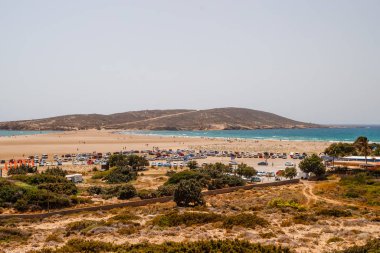 Yunanistan. Rodos. Prassonisi, iki denizin öpücüğü. Uçurtma sörfü, rüzgar sörfü, Prasonisi, Rhodes 'ta Ege Denizi kumsalı için güzel bir yer. Yunanistan 'da yaz tatili. Seyahat kavramı.