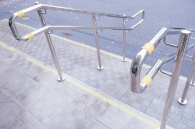 Evin girişi tekerlekli sandalye kullanıcıları için özel platformla donatılmış. Otelin kapısındaki metal tekerlekli sandalye rayları. Otoyol giriş çıkışları. Kapalı rampa.