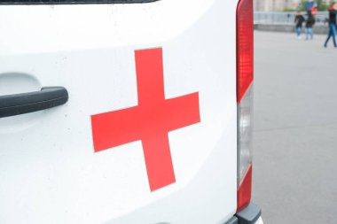 Rusya, Moskova, 21 Mayıs 2019, ambulansın beyaz kaputunda kırmızı haç. İlk yardım. Tıp ve sağlık konsepti. Aşı enjeksiyonu. Acil tıbbi bakım.