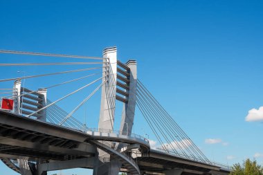 Metal köprü inşaatının bir parçası. Mavi gökyüzü arka planındaki büyük şehir köprüsünün bir parçası. Uzayı kopyala Ulaşım için yol. Metal İnşaat. Modern Mimarlık. Şehir tarzı.