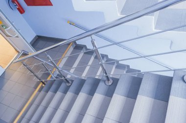 Merdivenler. Merdivenlerden inmeyi bekliyor. Acil çıkış merdivenleri. Dairenin alt katındaki merdivenlerle ortak bir merdiven. İç ofis merdivenleri, kata doğru düşüyor. giriş ile