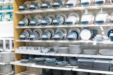 03 Ocak 2020. Moskova, Ikea, Rusya. Renkli ev eşyaları mağazadaki raflarda satışa sunuluyor. Tabaklar, bardaklar, kaseler beyaz ve mavi tonlarda. Tabaklar ve yemekler, modern tasarım.