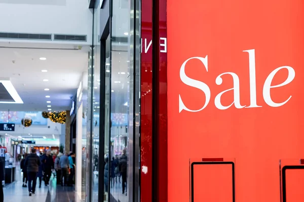 Säljfrämjande åtgärder för modebutik i köpcentret. lagra front display för mode bakgrund. säsong försäljning, svart fredag och shopping koncept. Röd monter Försäljning procent rabatterat pris i butik — Stockfoto