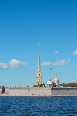St. Petersburg, Neva, Peter ve Paul kalesi, Rusya. Kuzeyin başkenti Rusya 'nın yaz şehir manzarası güneşli bir günde güzel bir manzara, Neva nehri ve güzel mavi gökyüzü. Kopyalama. Seyahat
