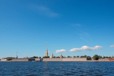 St. Petersburg, Neva, Peter ve Paul kalesi, Rusya. Kuzeyin başkenti Rusya 'nın yaz şehir manzarası güneşli bir günde güzel bir manzara, Neva nehri ve güzel mavi gökyüzü. Kopyalama. Seyahat