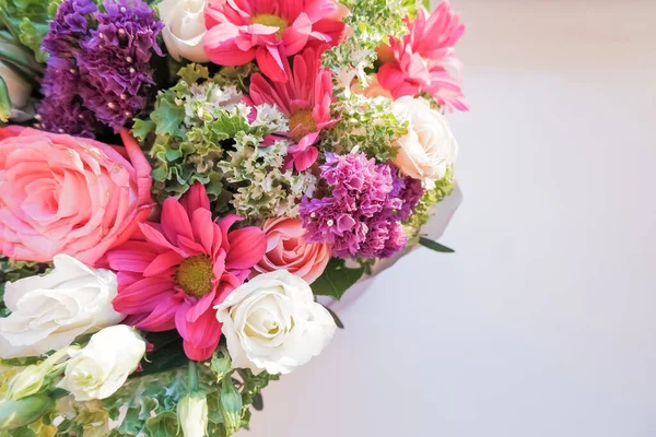 Variete Ornementale Coloree De Fleurs Dans Le Panier En Bois Cadeau Avec Roses Feuilles Et Chrysanthemes Marguerites Arrangement Selectif Focus Flower Bouquet De Printemps Pour Les Vacances Image Libre De Droit Par