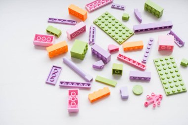 Rusya, Saint-Petersburg, 02 Ağustos 2019. Parlak Renk İnşaat Blokları Beyaz üzerine izole edildi. Seçici odaklanma. Boşluğu kopyala. Anaokulu oyun odası. Çocuklar için eğitici oyuncaklar..