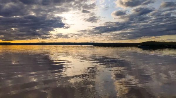 Закат над лесным озером. Вид с лодки, изображение в оранжево-фиолетовом тоне. Фото: instagram-filter.Beauty of earth.magic — стоковое фото