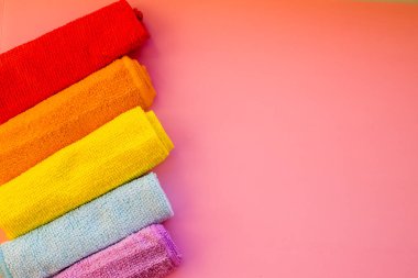Ev işi veya araba temizliği için mikrofiber kumaş. Havluları temizlemek, beyaz arka planda izole edilmiş mikrofiber bez, katlanmış tekstil peçeteleri renkli yığın. Ev içi temizlik. Anlaşıldı.