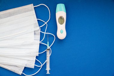 Şırınganın yanında bir şişe ilaç. Virüs ve grip için ilaçlar. Tıbbi ilaçlar ve antibiyotikler. Coronavirus, kişisel koruyucu ekipman, şırıngalı ilaç, aşı ve tabletler. Virüs