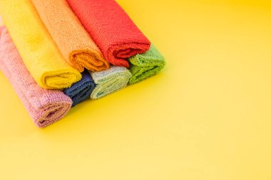 Beyaz arka planda renkli mikrofiber temizleme bezleri. Ev temizleme ürünleri. Temizlik ve dezenfeksiyon için tekstil.