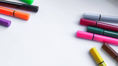 Çok renkli keçeli kalemler beyaz arka planda izole edilmiş. Sanat, yaratıcılık kâğıdı. Renkli keçeli kalemlerin temel seti. Hobi konsepti. Evde kalmak için boş zaman olanakları. Resim dersi. Anlaşıldı.