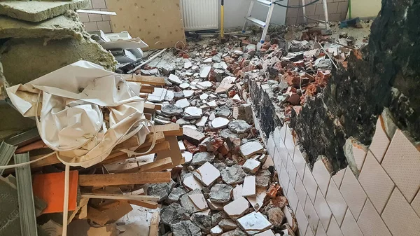 Ruined abandoned room in a house requiring major repairs.Waste in a ruined old room.Abandoned industrial building.steel vandalism inside the concrete. concrete wall and rusty fittings. — Stock Photo, Image