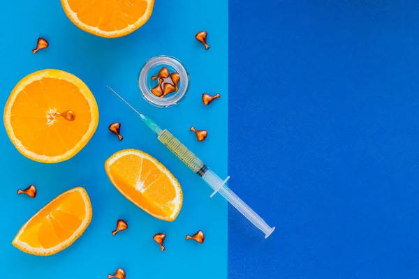 Şırınga mesoterapi enjeksiyonu için hazır. İlaçlara karşı vitaminler, doğal yaşlanma önleyici kozmetik serum ampulleri ve şırıngalar. Gribe karşı çeşitli ilaçlar, kapsüller, haplar.