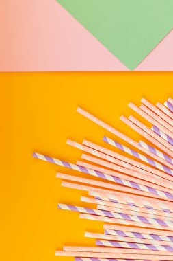 Yaz kokteylleri için renkli pipetler içmek. Makyaj arka planında fotokopi alanı ile birlikte. Çevre dostu Yeniden Kullanılabilir Pipetler. Kağıt kokteyl tüpleri. Kahve ya da çay içmek için kağıt kamış.