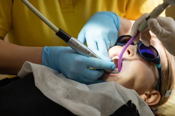 Detailní lékařská zubařská procedura leštění zubů.Dětská dívka s profesionální čištění zubů nebo leštění v ordinaci zubního lékaře. Batole dívka navštíví zubaře na čištění a kontrolu — Stock fotografie