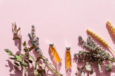 Lavanta ve turuncu doğal kozmetik ürünleri, beyaz arka planda ev yapımı spa için limon..