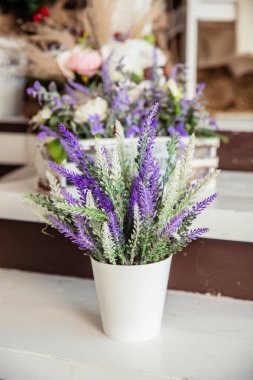 Çiftlik evi için eski püskü iç dekorasyon. Tenceredeki lavanta, pastel duvardaki eski raf. Ev dekorasyonu. Provence, köy tarzı. Köy evi. Şapka rafı, ev eşyaları Fransız tarzı.