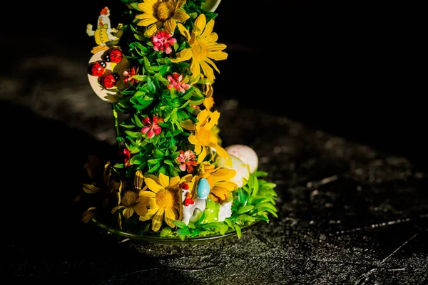 Galinha de Páscoa e ovos de Páscoa em flores em um fundo de madeira. Férias de primavera . — Fotografia de Stock