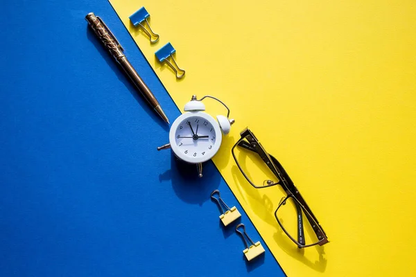 Stationary, back to school, summer time, creative and education concept.Top view.golden pen, stylish glass, paper and alarm clock — 스톡 사진