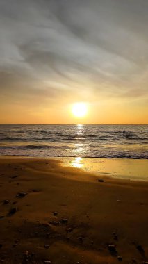 Sunset Burning Down. Kumsalda dramatik bir gün batımı.