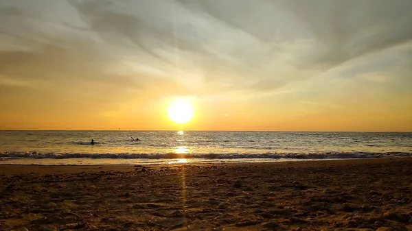 Zachód Słońca Płonie Dół Dramatyczny Zachód Słońca Nad Piaszczystą Plażą — Zdjęcie stockowe