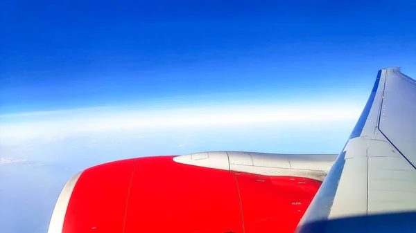 Utsikt Genom Ett Flygplans Fönster Flygning Över Moln Dagen — Stockfoto