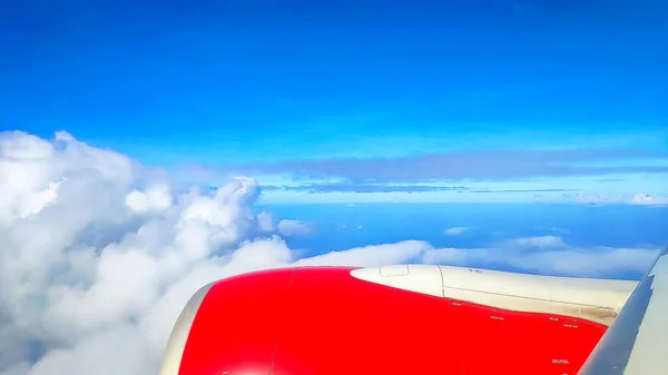 Utsikt Genom Ett Flygplans Fönster Flygning Över Moln Dagen — Stockfoto